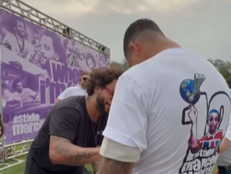 Marcelo autografa camisa de Kauã Elias em rebatizado do CT da base do Flu –