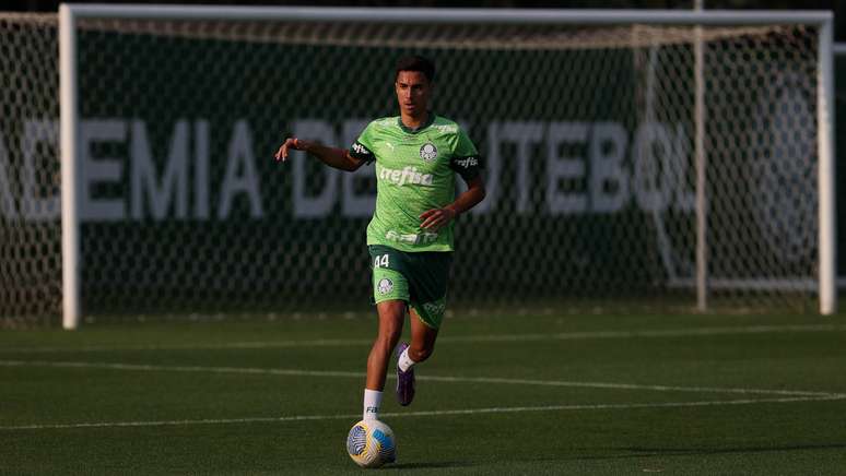 Vitor Reis durante treino da última quarta-feira (04),  na Academia de Futebol –