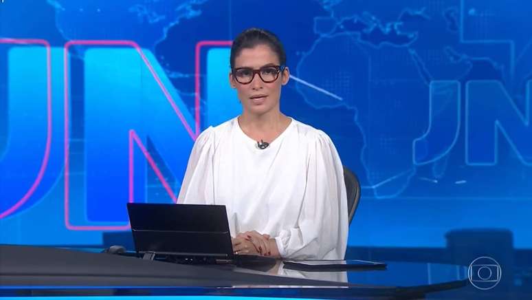 Renata Vasconcellos na bancada do Jornal Nacional; Globo tira X e coloca nova rede social no fim do telejornal 