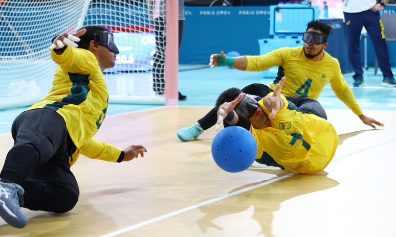 Time brasileiro de goalball em ação em Paris-2024.