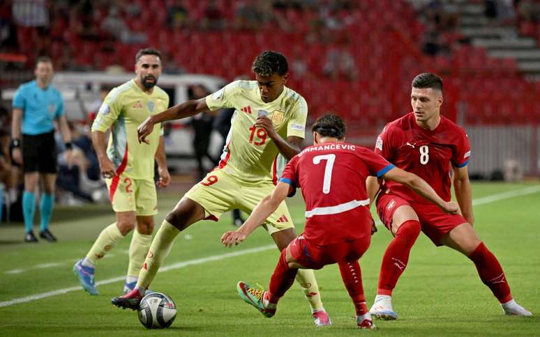 Lamine Yamal pouco conseguiu fazer diante da forte marcação da Sérvia