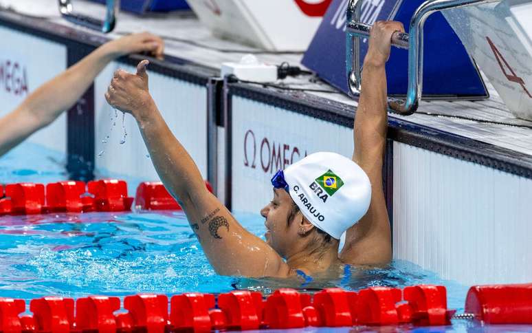 Cecília Araújo comemora medalha de prata nos 50m livre da classe S8