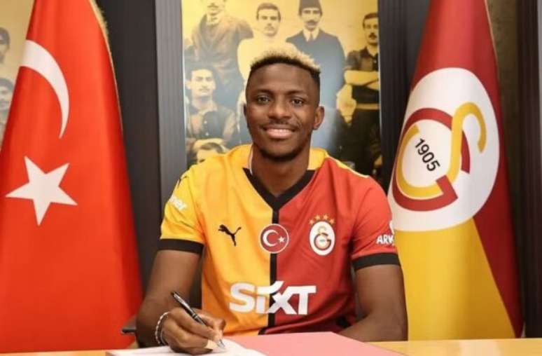 Victor Osimhen é o novo jogador do Galatasaray —