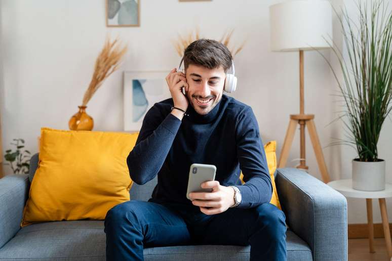 Tradicionalmente, os celulares eram segurados junto à cabeça, mas hoje em dia as pessoas também usam fones de ouvido ou fazem videochamadas