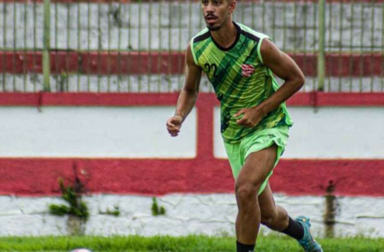 Felipe Loureiro em ação com a camisa do Bangu –