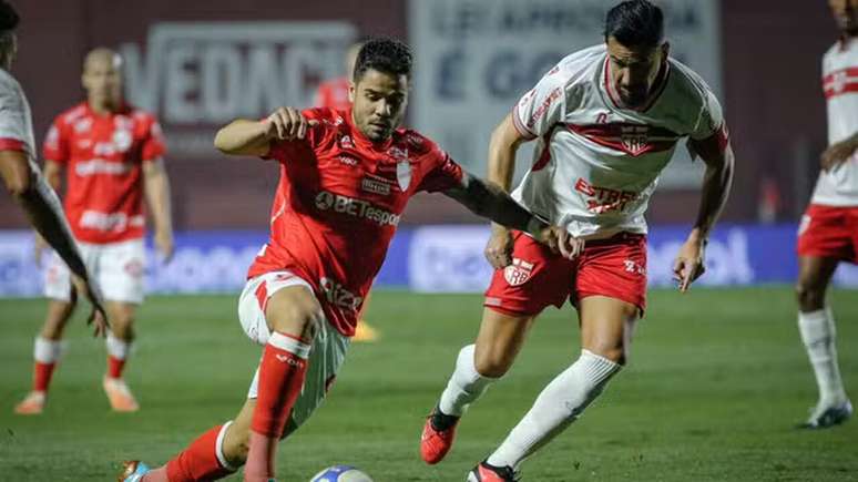 – Henrique Almeida em ação pelo time goiano  –