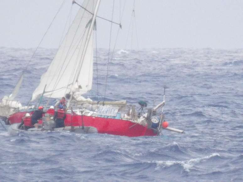 O veleiro francês Albroc estava em alto-mar, a mais de 1.600 quilômetros de distância do Havaí, com o comandante da embarcação morto e com o barco encalhado, sem condições de navegar.  