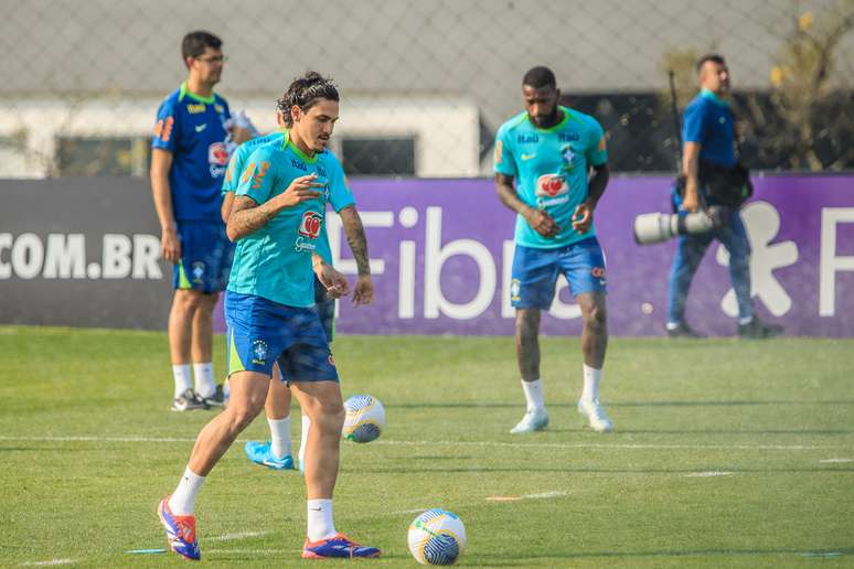 O atacante Pedro se aquece para treino da Seleção Brasileira no CT do Caju, em Curitiba (PR), na tarde desta quarta-feira, 4. Pedro sofreu uma torção no joelho esquerdo