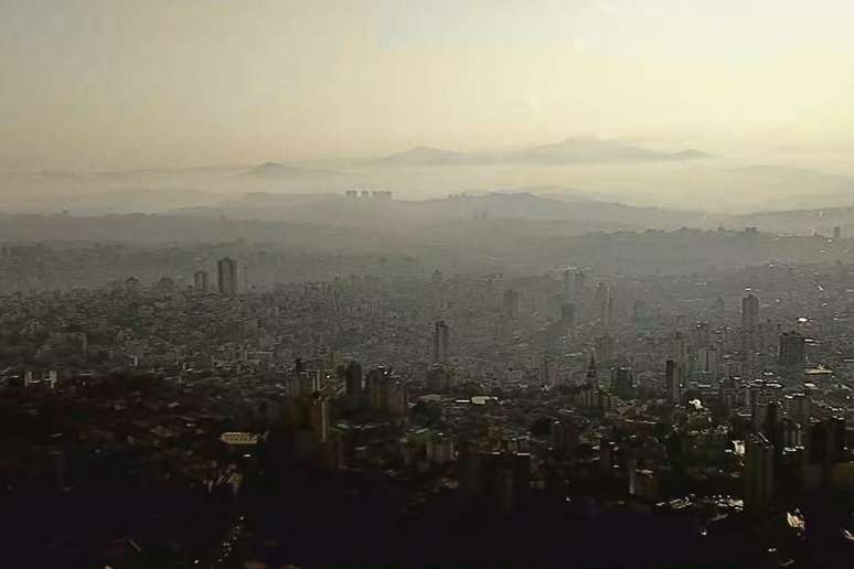 Vista aérea do centro de Belo Horizonte coberto de fumaça