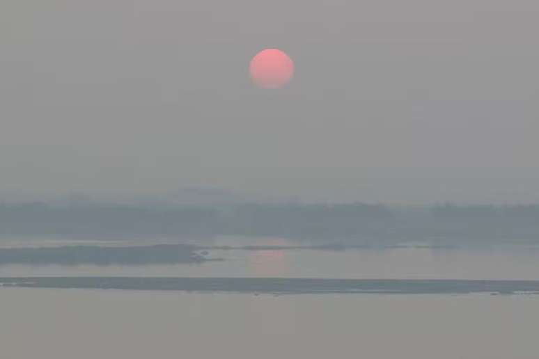 Céu de Porto Alegre foi encoberto pela fumaça, e pôr do sol ficou avermelhado