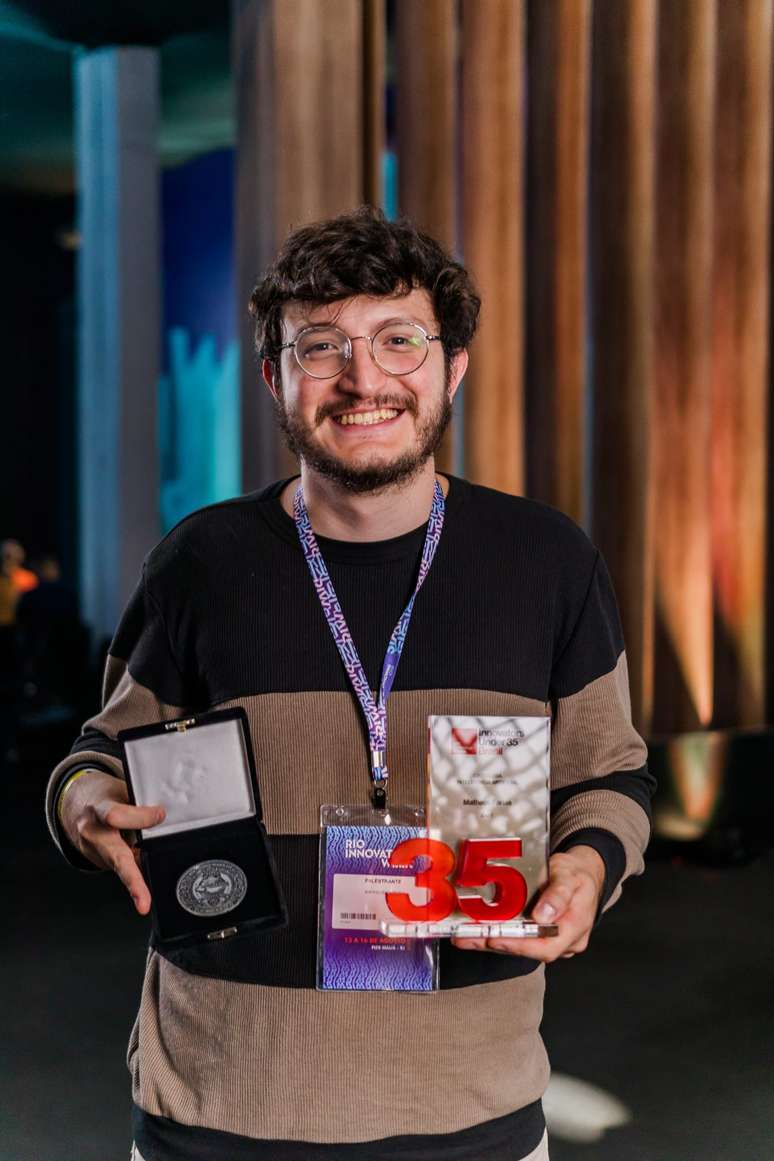 Matheus Farias recebendo o titulo MIT Innovator Under 35 na categoria de IA, um titulo dado aos maiores inovadores em ciência e tecnologia com menos de 35 anos