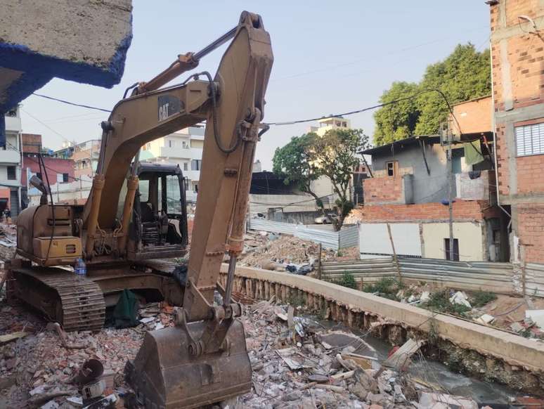 Máquina na obra de canalização do córrego Antonico, em Paraisópolis. Ela foi usada na demolição de casas, autorizada judicialmente.