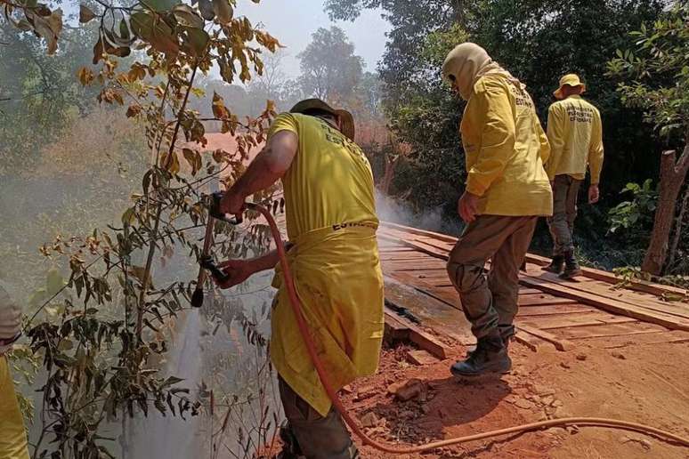 Corpo de Bombeiros foi acionado para apagar fogo na ponte que liga a Lagoa da Serra