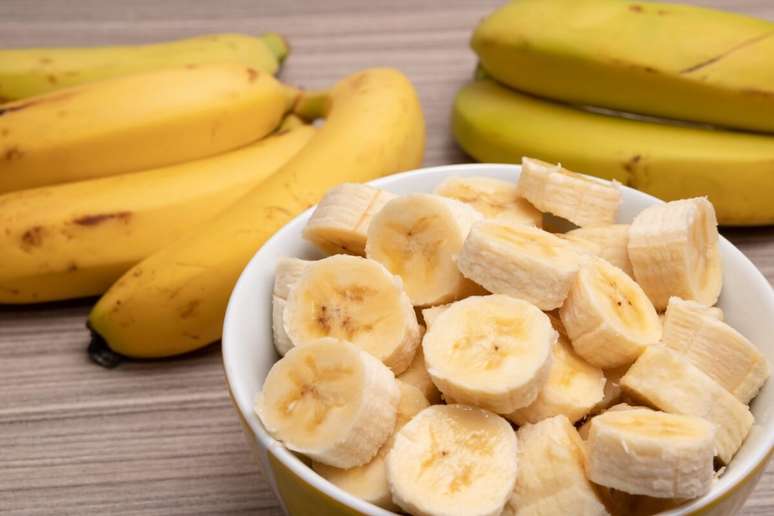 A banana é rica em potássio e magnésio, que ajudam a relaxar o corpo 