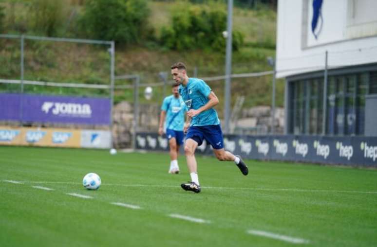 Divulgação/Hoffenheim - Legenda: Arthur Chaves fala sobre novo desafio na carreira