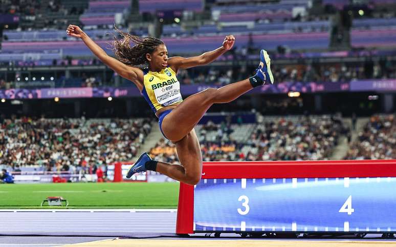 Zileide Cassiano disputando a final do salto em distância em Paris 2024