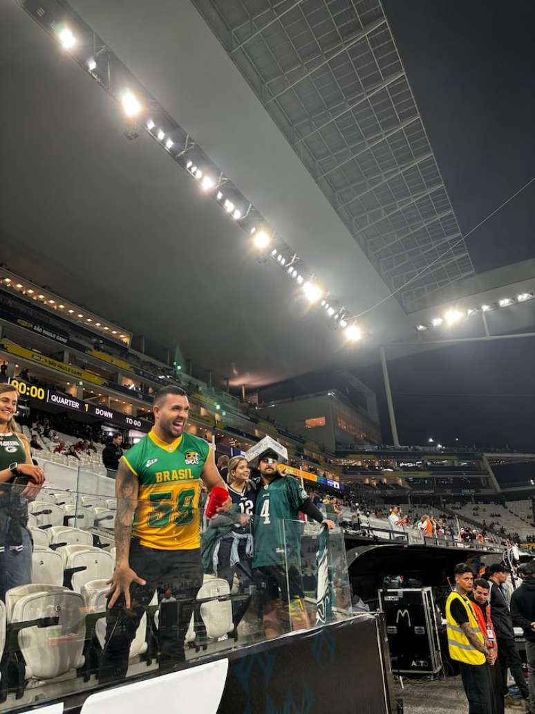 Torcedores com camisa verde também marcam presença, mesmo a 'contragosto' do Corinthians.