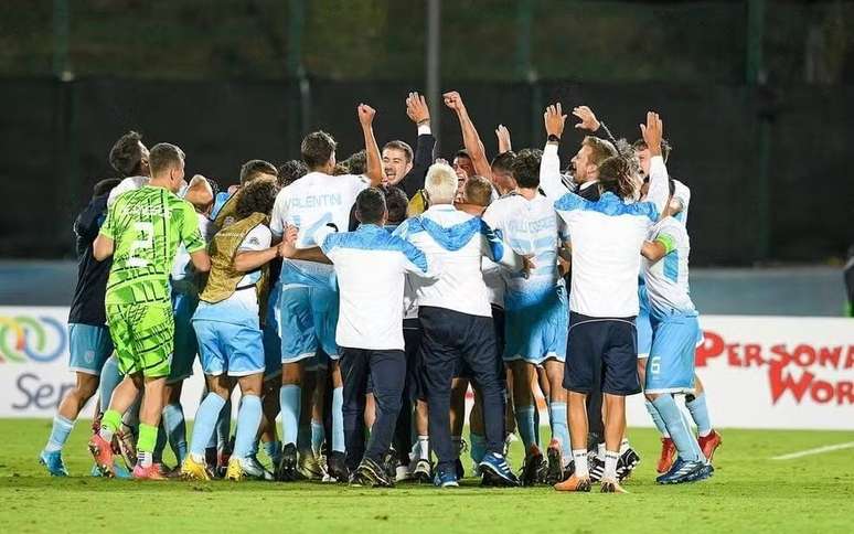 Jogadores de San Marino comemoram vitória histórica