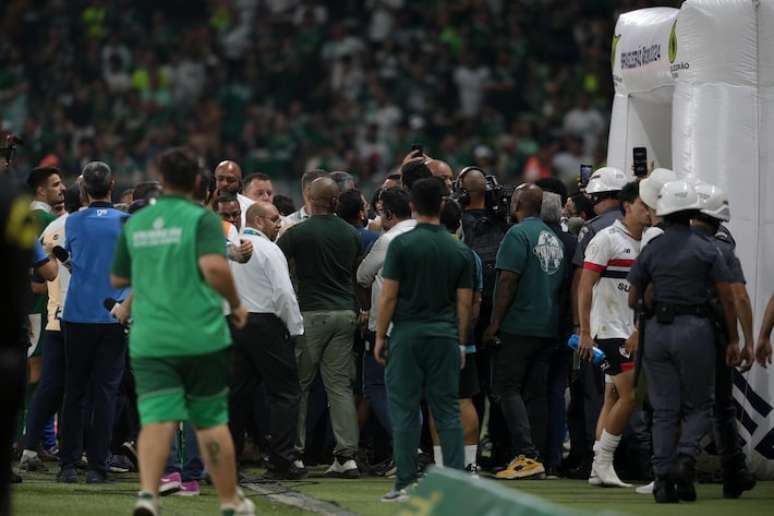 Confusão após o apito final marcou o clássico entre Palmeiras e São Paulo pelo Brasileirão, no Allianz Parque.