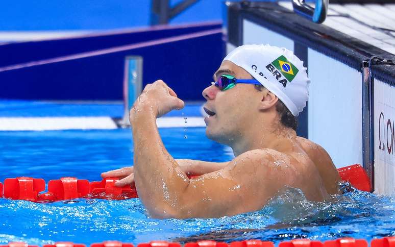 Gabriel celebrando sua medalha de prata nos 100m costas S14