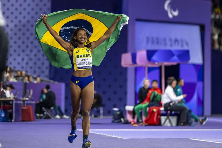 Zileide Cassiano foi prata no salto em distância.