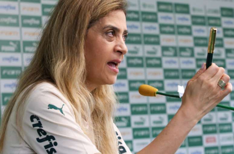 Muros da sede do Palmeiras amanhecem pichados em protesto a Leila Pereira –