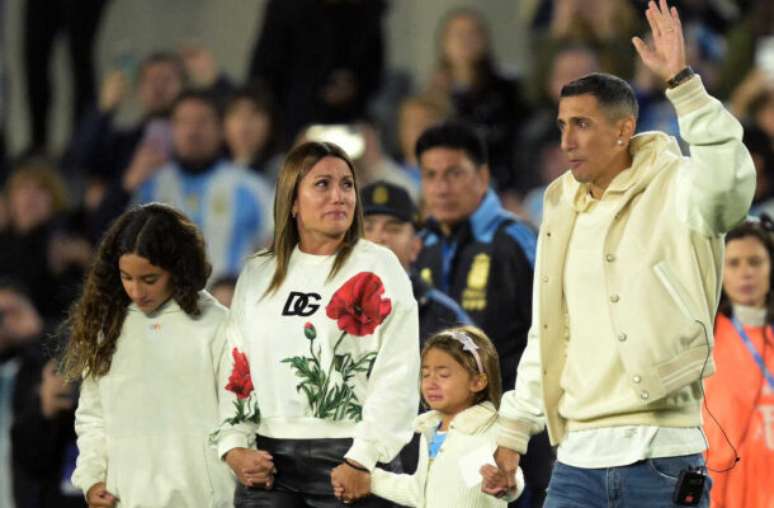 Jogadores arremessam Di María, astro da Argentina –