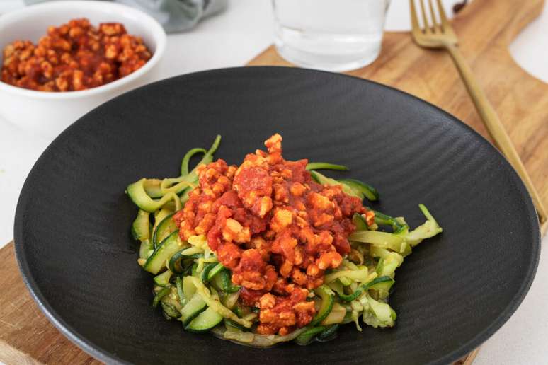 Espaguete de abobrinha com proteína de soja e molho de tomate