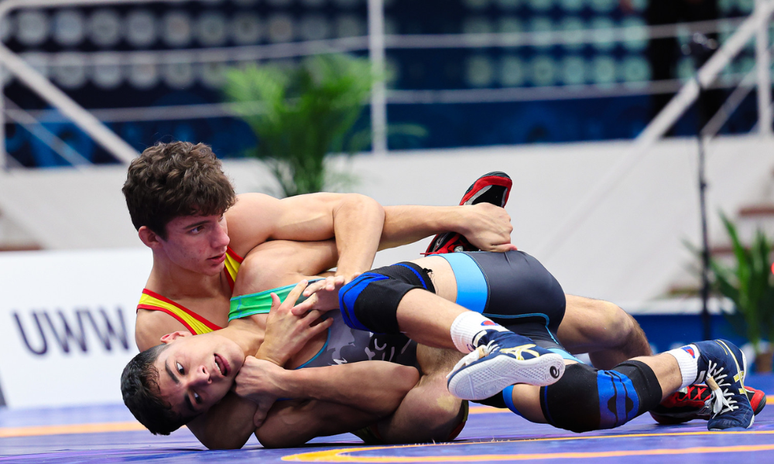 Caio Aron encaixando um golpe no adversário no Mundial sub-20 de wrestling