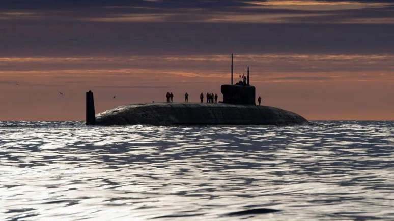 Submarino russo de mísseis balísticos movido a energia nuclear no mar no Mar Branco