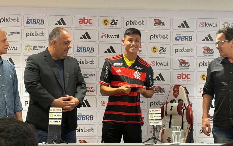 Alcaraz é apresentado no Flamengo