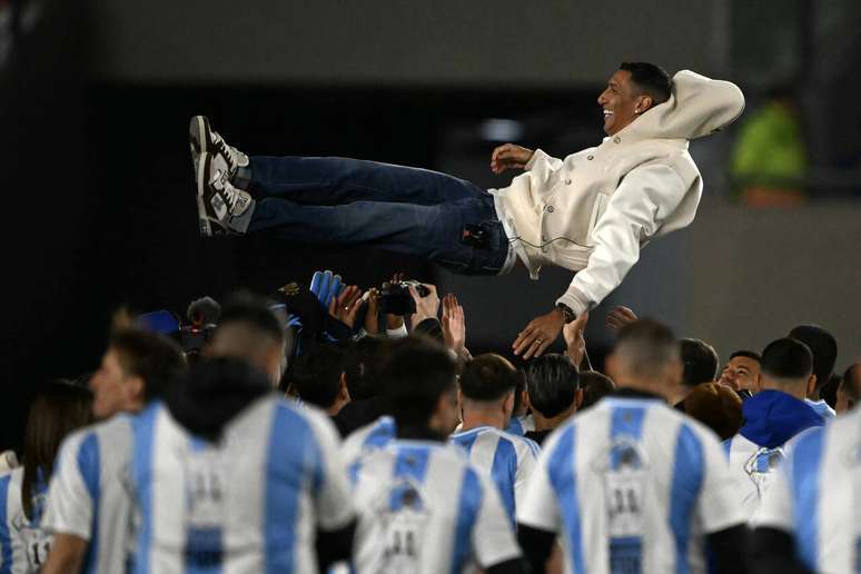 Jogadores arremessam Di María, astro da Argentina –