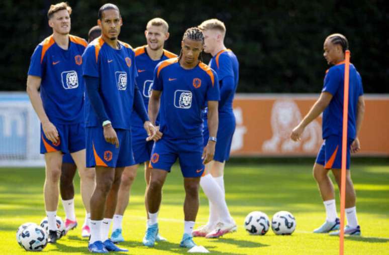 KOEN VAN WEEL/ANP/AFP via Getty Images - Legenda: Jogadores da Holanda durante treinamento da seleção