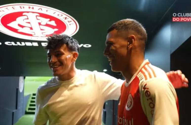 Bernabei dá mensagens de boas vindas ao amigo Braian Aguirre em sua chegada ao Inter, que agradece o carinho —