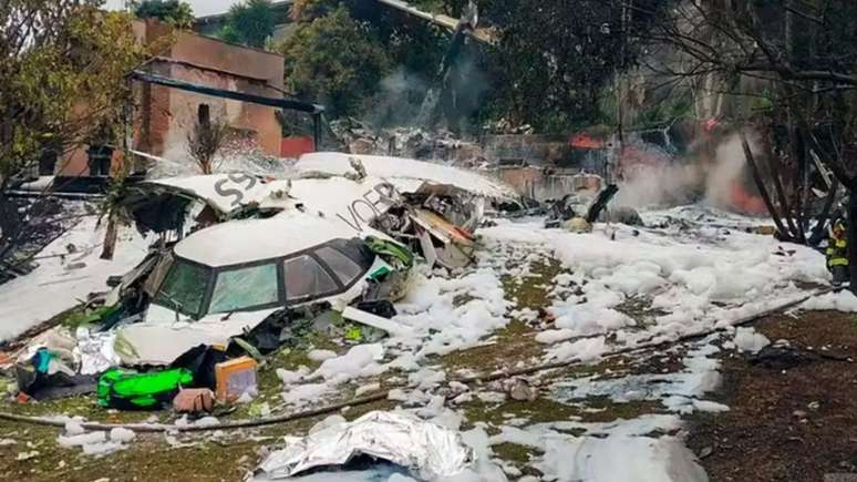 Equipes trabalham após queda de avião da Voepass em Vinhedo, no interior de São Paulo