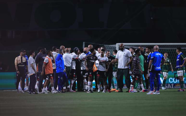 Jogadores de Palmeiras e São Paulo trocaram empurrões após o clássico no Allianz Parque