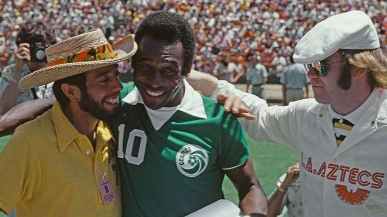 Sergio Mendes ao lado de Pelé e Elton John durante um jogo de futebol nos EUA