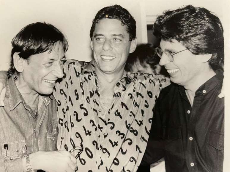 Chico Buarque com o amigo Mario Prata (&agrave; direita), em fotos cedidas por Mario Prata