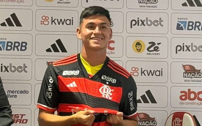 Alcaraz em coletiva pelo Flamengo