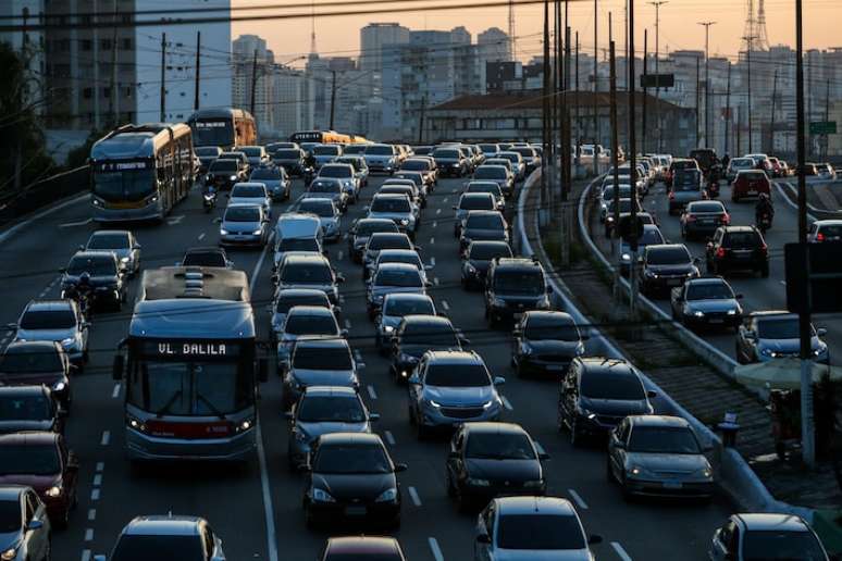 Ônibus e carros na ligação Leste Oeste, na altura da Mooca