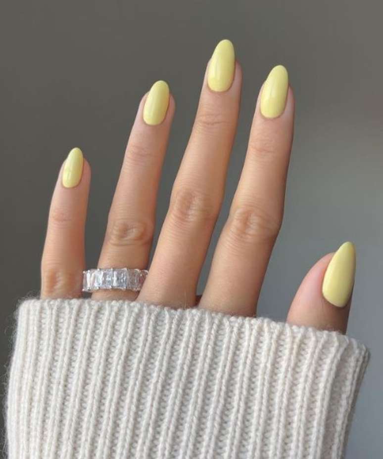 Esmalte amarelo manteiga –