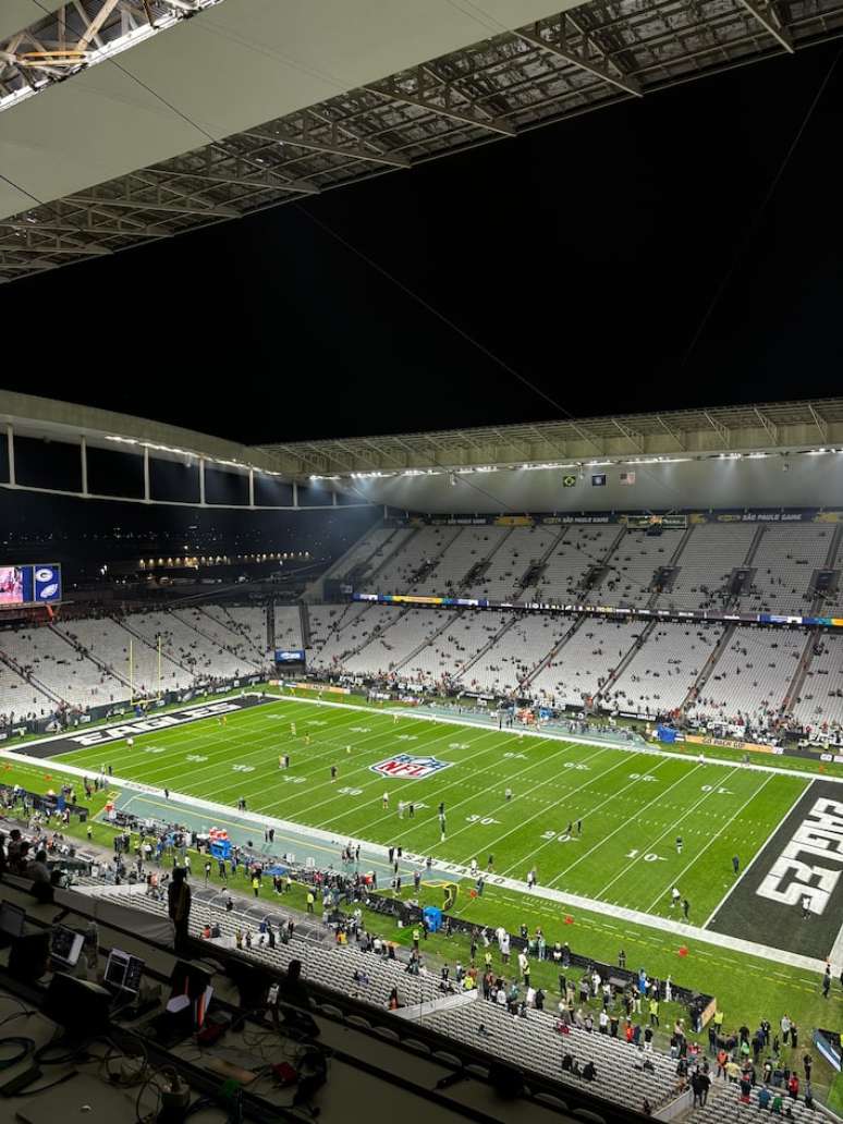 Neo Química Arena contou com diversas torcidas para a primeira partida da NFL no Brasil.