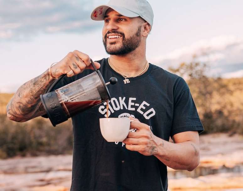 O surfista Ítalo Ferreira fez questão de conhecer todo processo de produção do café que leva a sua marca