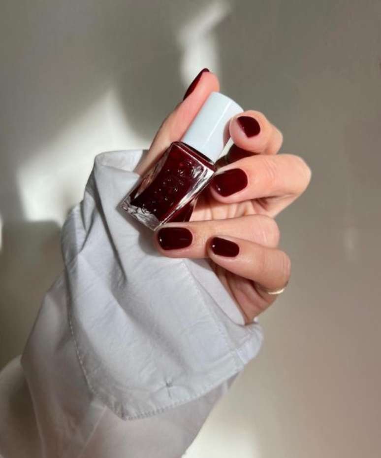 Esmalte vermelho cereja –