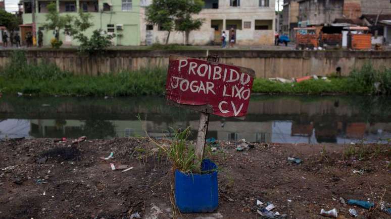 Comando Vermelho tinha estratégia parecida com a das milícias: dominar um território e cobrar taxa de extorsão de todos nesta região. Esse modelo está ligado a uma pressão sobre a política local, diz Feltran