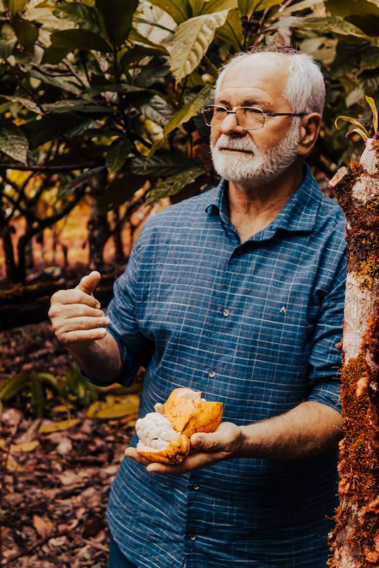 Seu Mororó, da Mendoá, na plantação de cacau da empresa