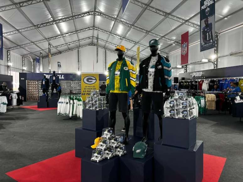 Eagles e Packers são os grandes destaques na loja da NFL na Neo Química Arena.