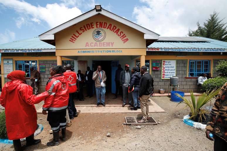 Pessoas se reúnem na Hillside Endarasha Academy após incêndio em Kieni 6/9/2024