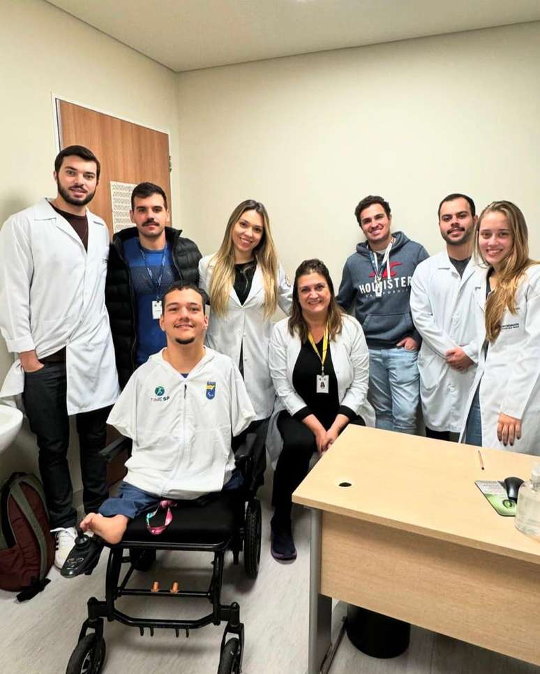 Miguel com equipe de especialistas de Medicina do Esporte do HSPE 