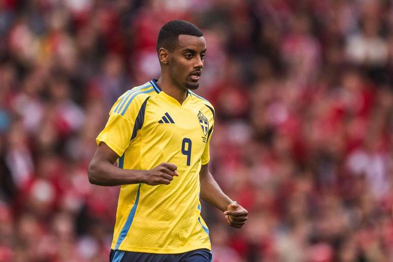 Alexander Isak (Suécia) durante jogo contra a Dinamarca, no dia 05.06.2024